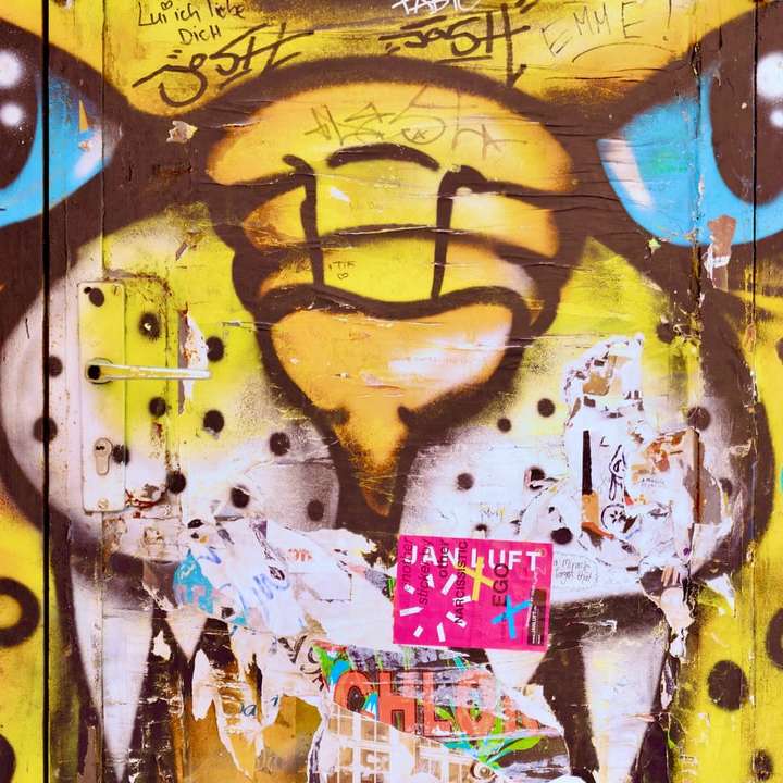 Femme jaune et noire avec peinture coeur puzzle coulissant en ligne
