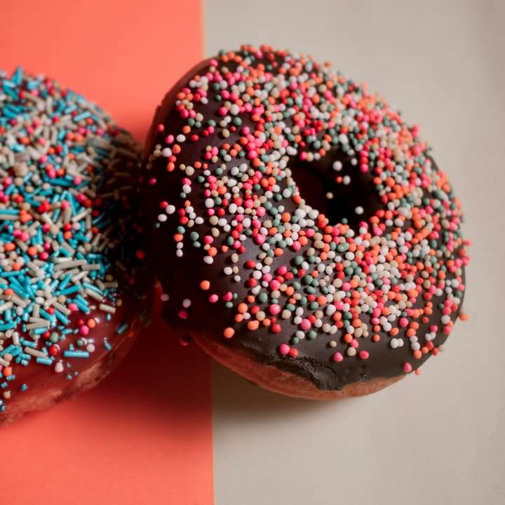 2 donuts florais vermelhos e brancos puzzle deslizante online