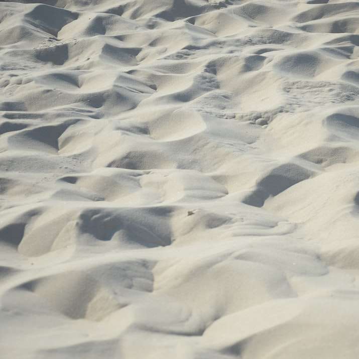 белый песок со следами днем онлайн-пазл