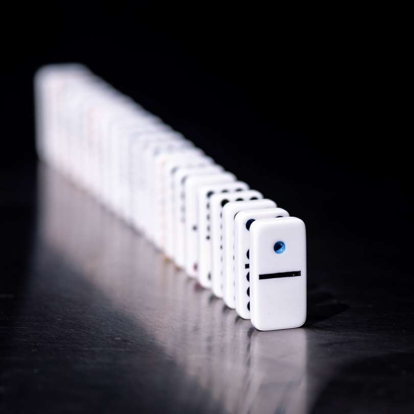 Бял iPhone 4s на кафява дървена маса онлайн пъзел