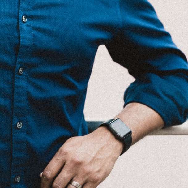 Person i blå knapp upp Långärmad tröja glidande pussel online