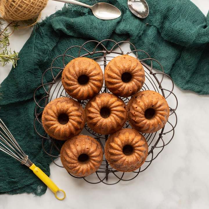Fyra bruna runda kakor på vit keramisk tallrik glidande pussel online