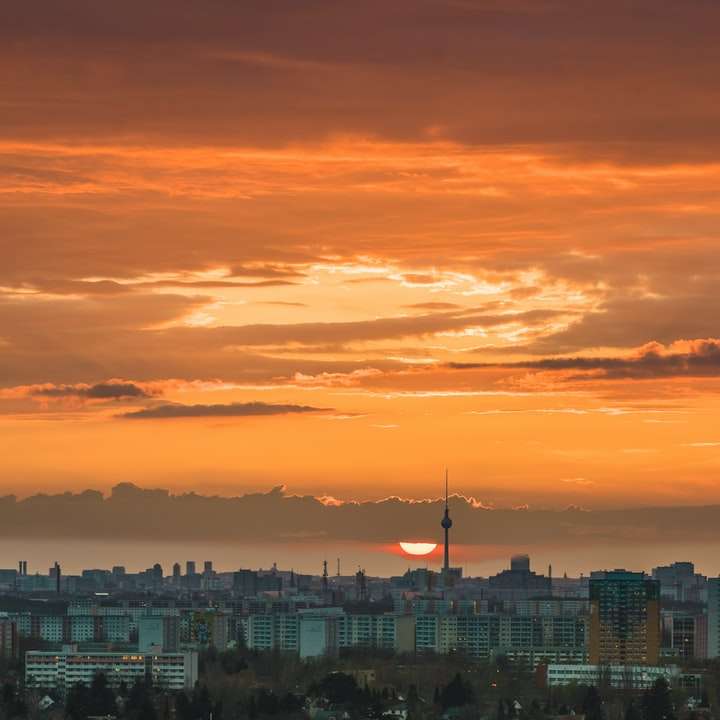 Skyline oraș în timpul apusului de soare portocaliu puzzle online