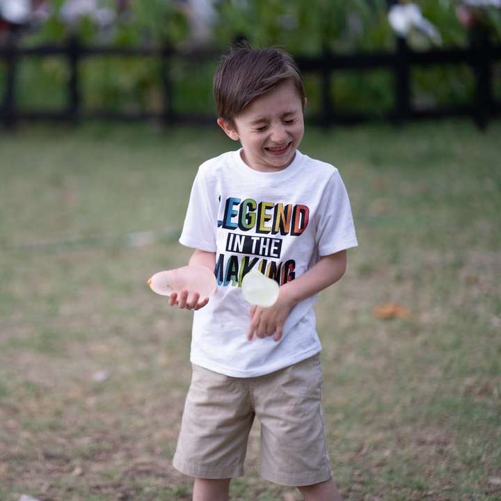 Băiat în tricou de gât albă albă și pantaloni maro alunecare puzzle online