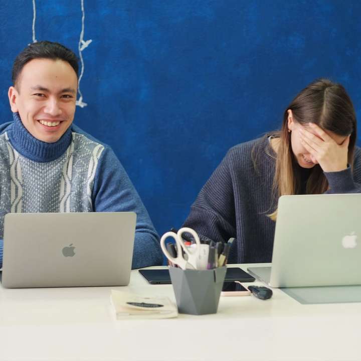 Nő szürke pulóver segítségével ezüst MacBook online puzzle