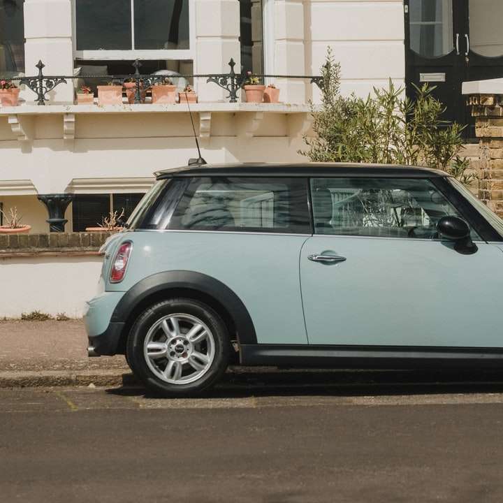 barna épület mellett parkolt ezüst autó csúszó puzzle online