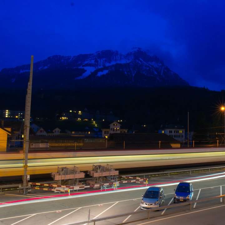 bílé auto na silnici během noční doby online puzzle