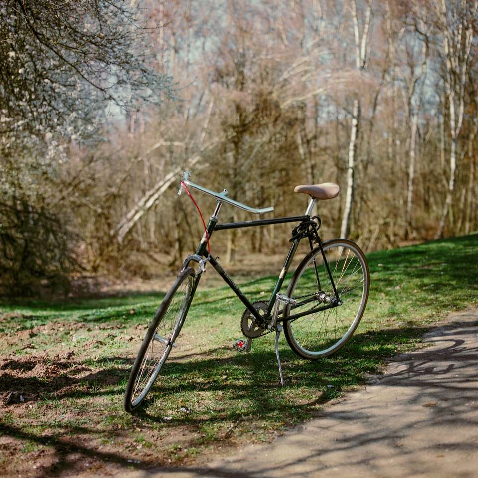 Bicicleta negra y gris en camino de tierra marrón puzzle deslizante online