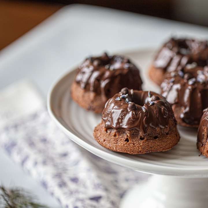 chokladkaka på vit keramisk platta Pussel online