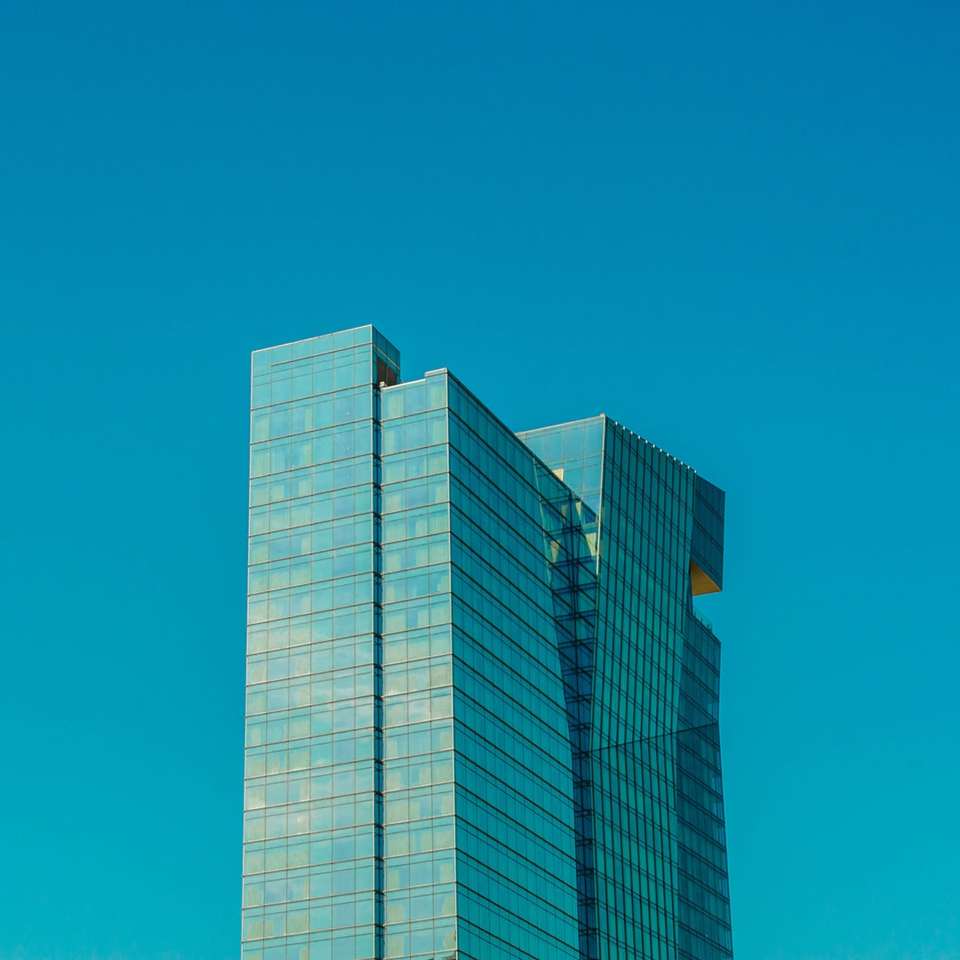 Edificio de hormigón blanco y azul bajo un cielo azul puzzle deslizante online