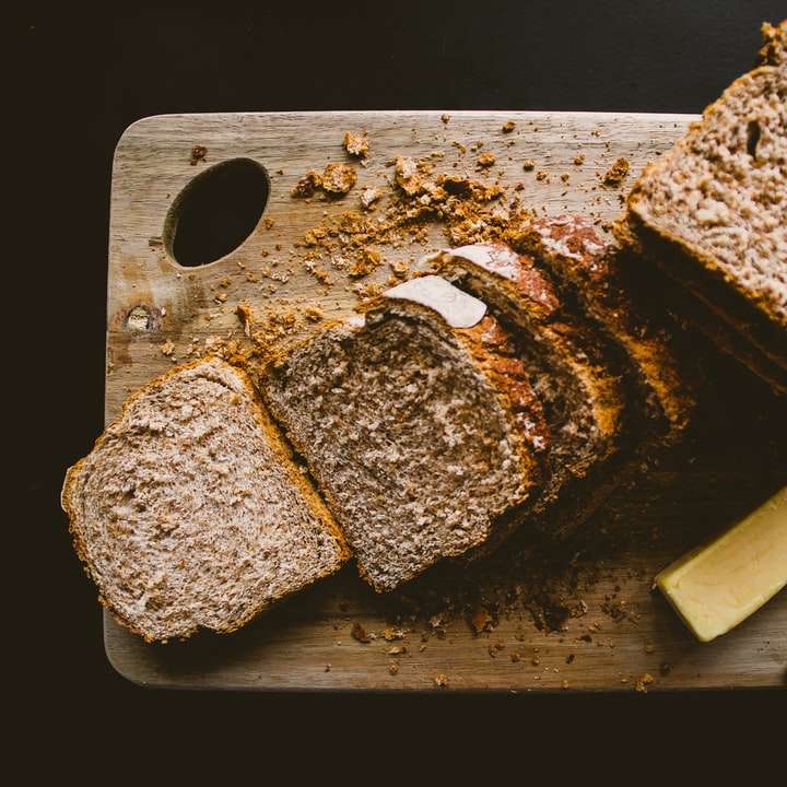 brązowy chleb na brązowej drewnianej desce do krojenia puzzle przesuwne online