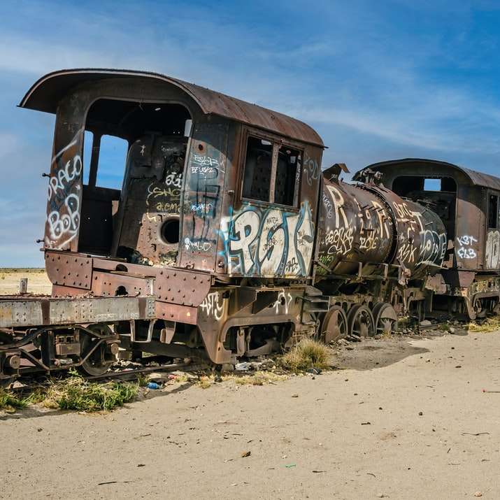 bruine en zwarte trein op bruin zand overdag online puzzel