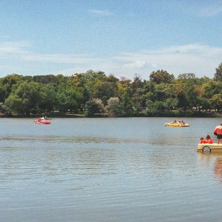 gente montando kayak amarillo y rojo en el cuerpo de agua rompecabezas en línea