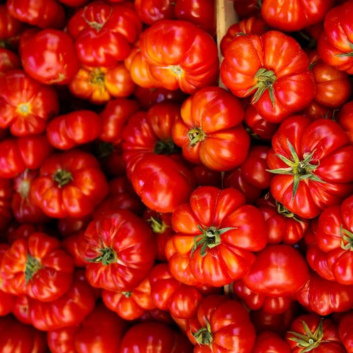 šarže červených rajčat v krabici posuvné puzzle online