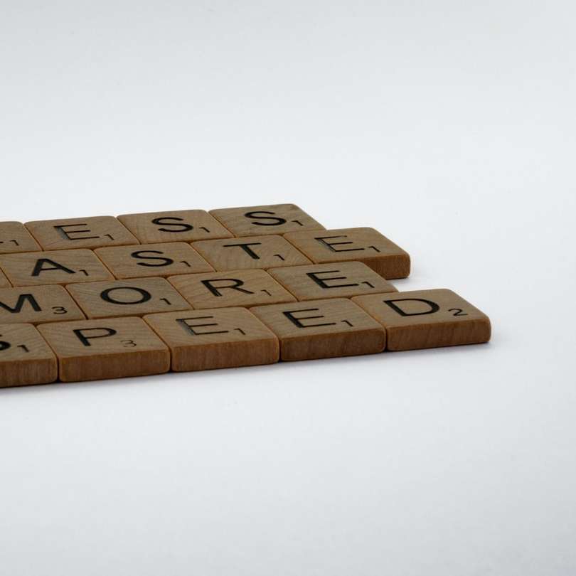 hnědé dřevěné kostky na bílém povrchu posuvné puzzle online