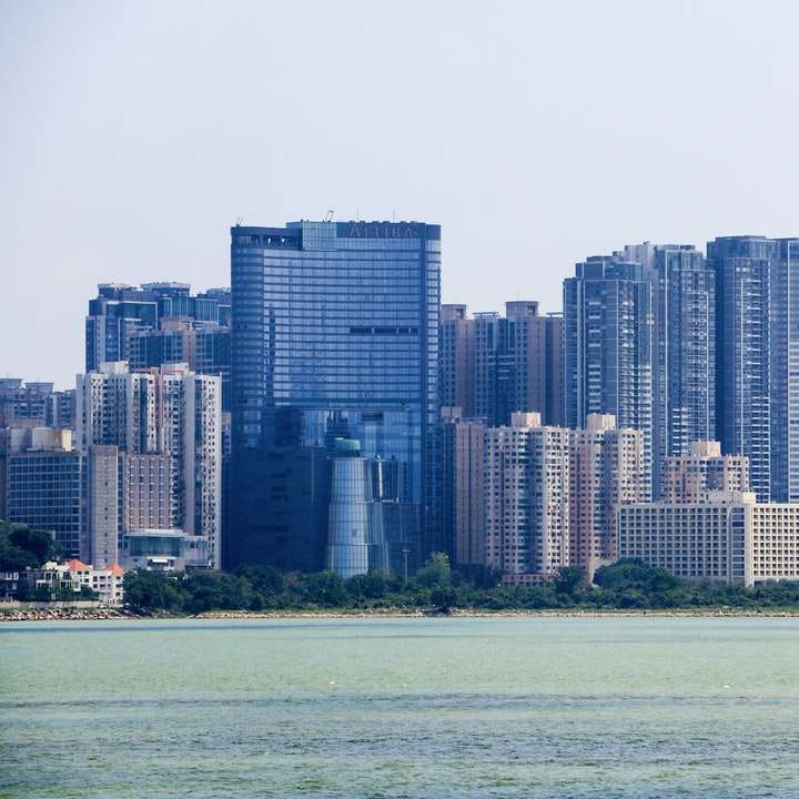 Skyline der Stadt über dem Gewässer während des Tages Schiebepuzzle online