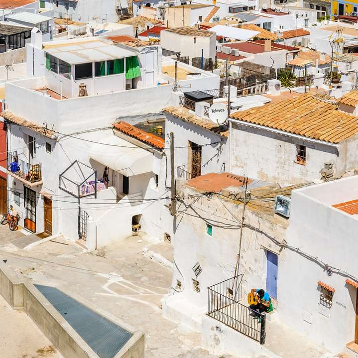 бели и кафяви бетонни къщи през деня плъзгащ се пъзел онлайн
