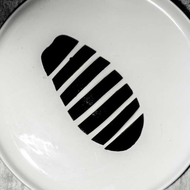 λευκό στρογγυλό πιάτο με ασπρόμαυρο λογότυπο online παζλ