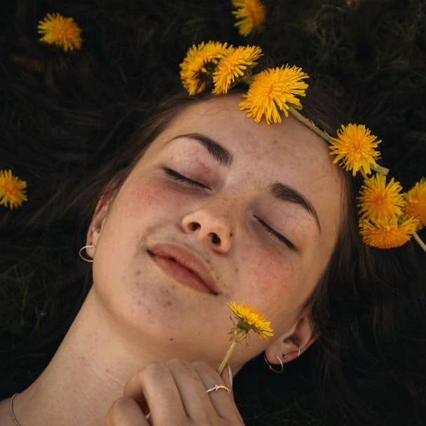 žena se žlutým květem na uchu posuvné puzzle online