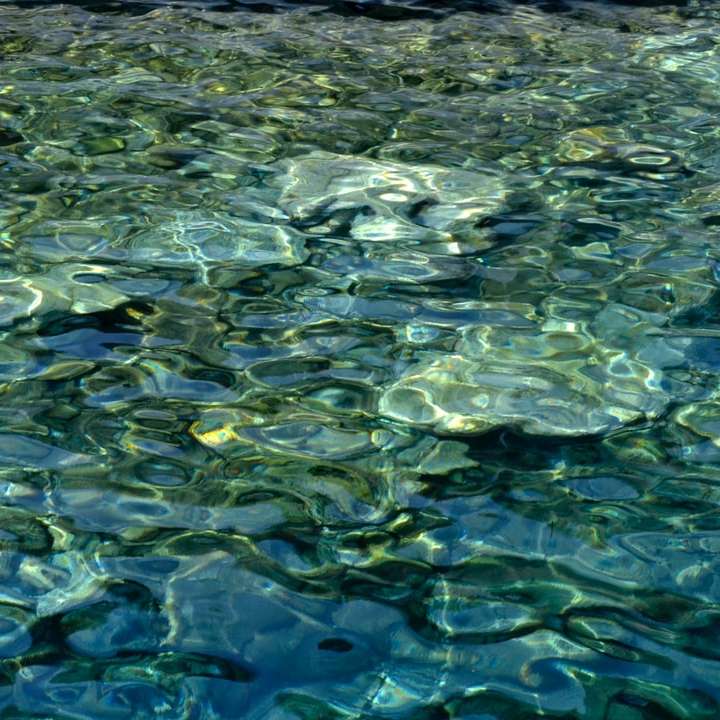 zielona woda ze skałami w ciągu dnia puzzle online