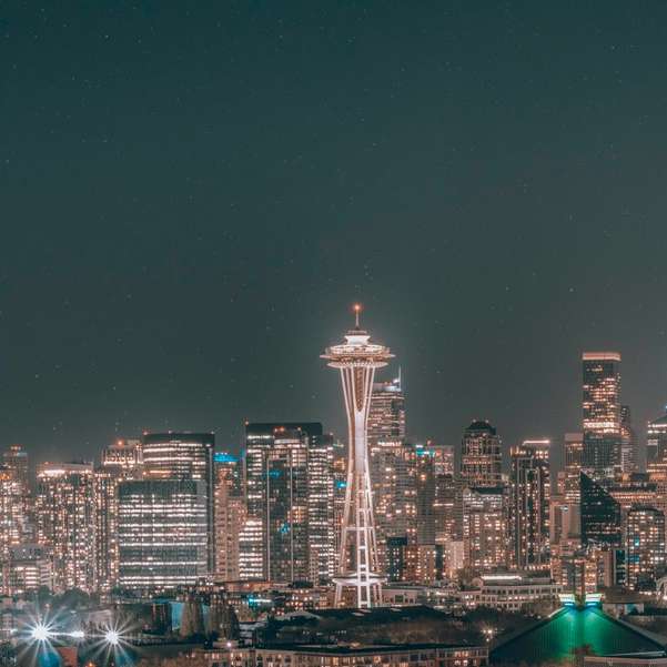 skyline della città durante la notte puzzle scorrevole online