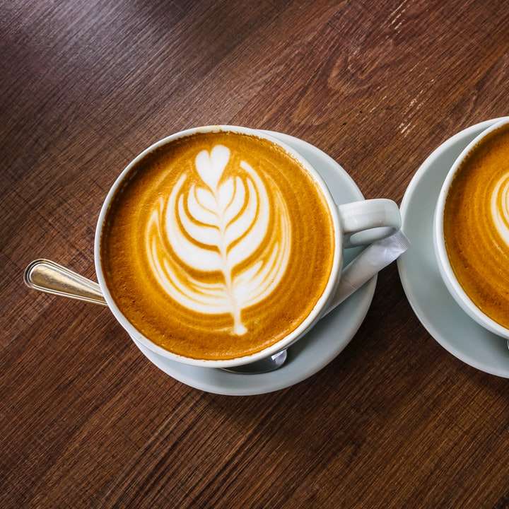 fehér kerámia csésze cappuccinóval csúszó puzzle online