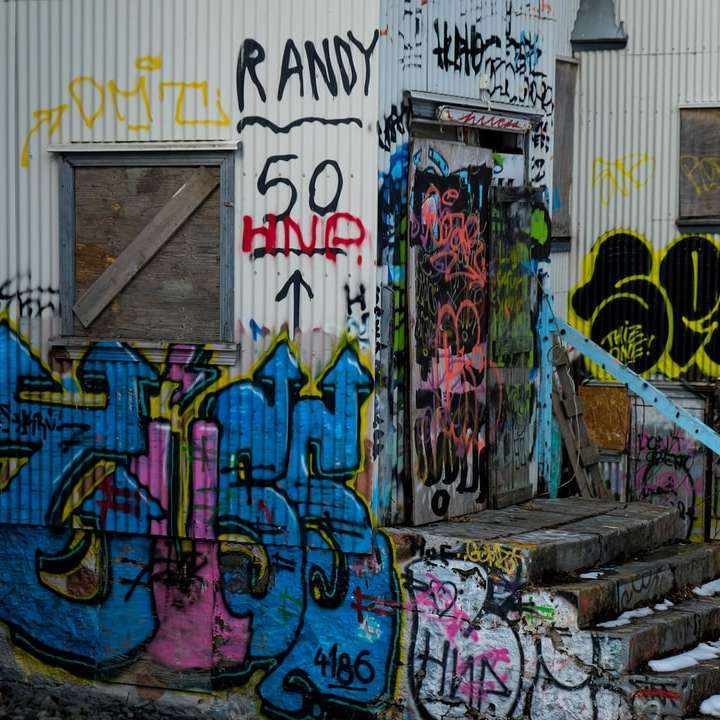 γκράφιτι στον τοίχο κατά τη διάρκεια της ημέρας συρόμενο παζλ online