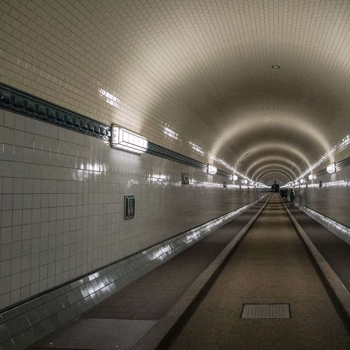couloir blanc et marron avec des lumières allumées au milieu puzzle en ligne