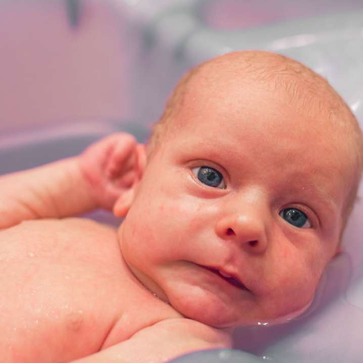 bebé acostado en la bañera blanca rompecabezas en línea