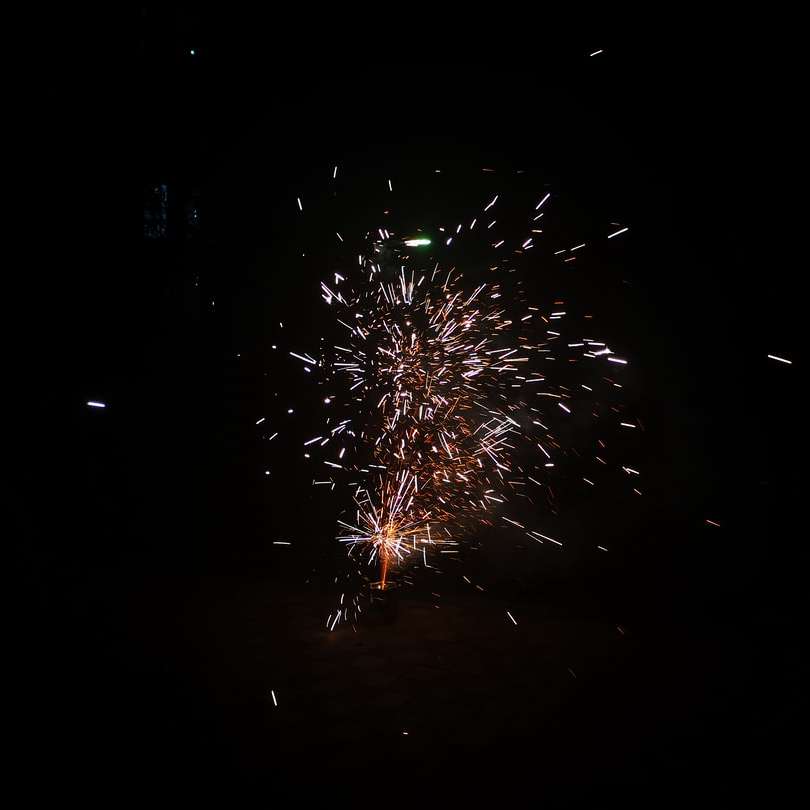 fuochi d'artificio verdi e bianchi durante la notte puzzle online