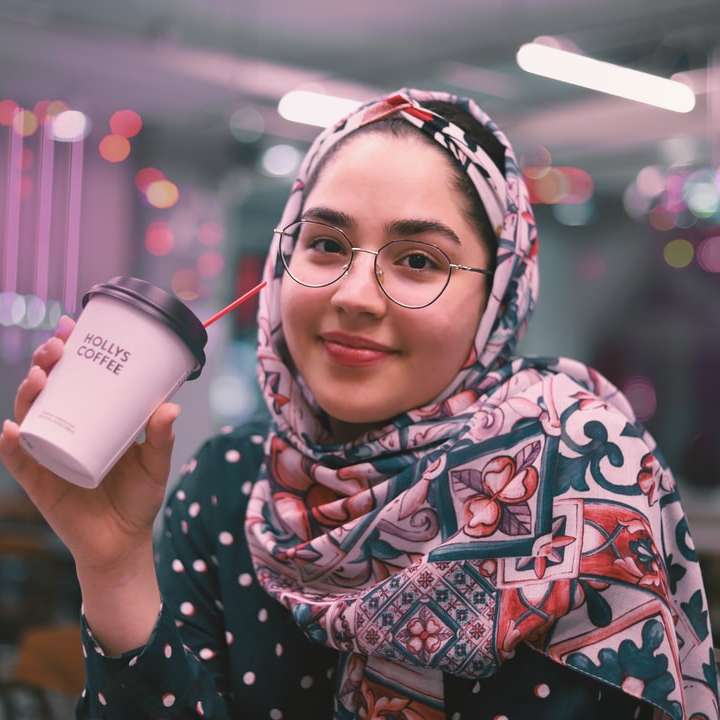 mulher sorridente em hijab de bolinhas preto e branco puzzle online