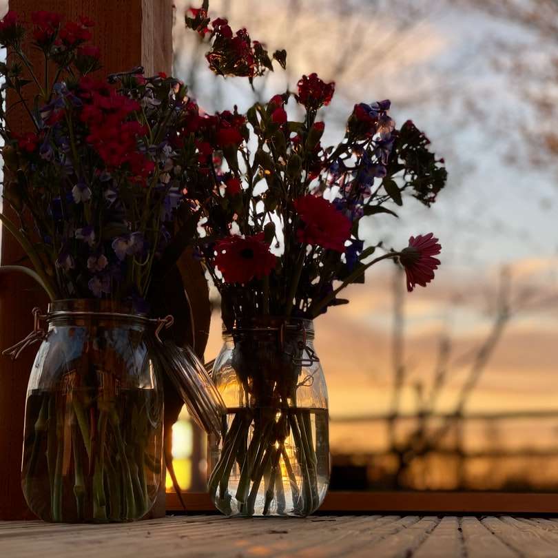 червени и жълти цветя в прозрачна стъклена ваза онлайн пъзел