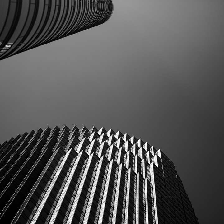 photo en niveaux de gris d'un immeuble de grande hauteur puzzle coulissant en ligne