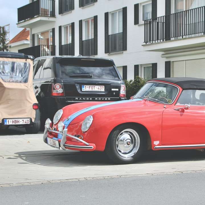 piros kabrió autó fehér épület közelében parkolt csúszó puzzle online