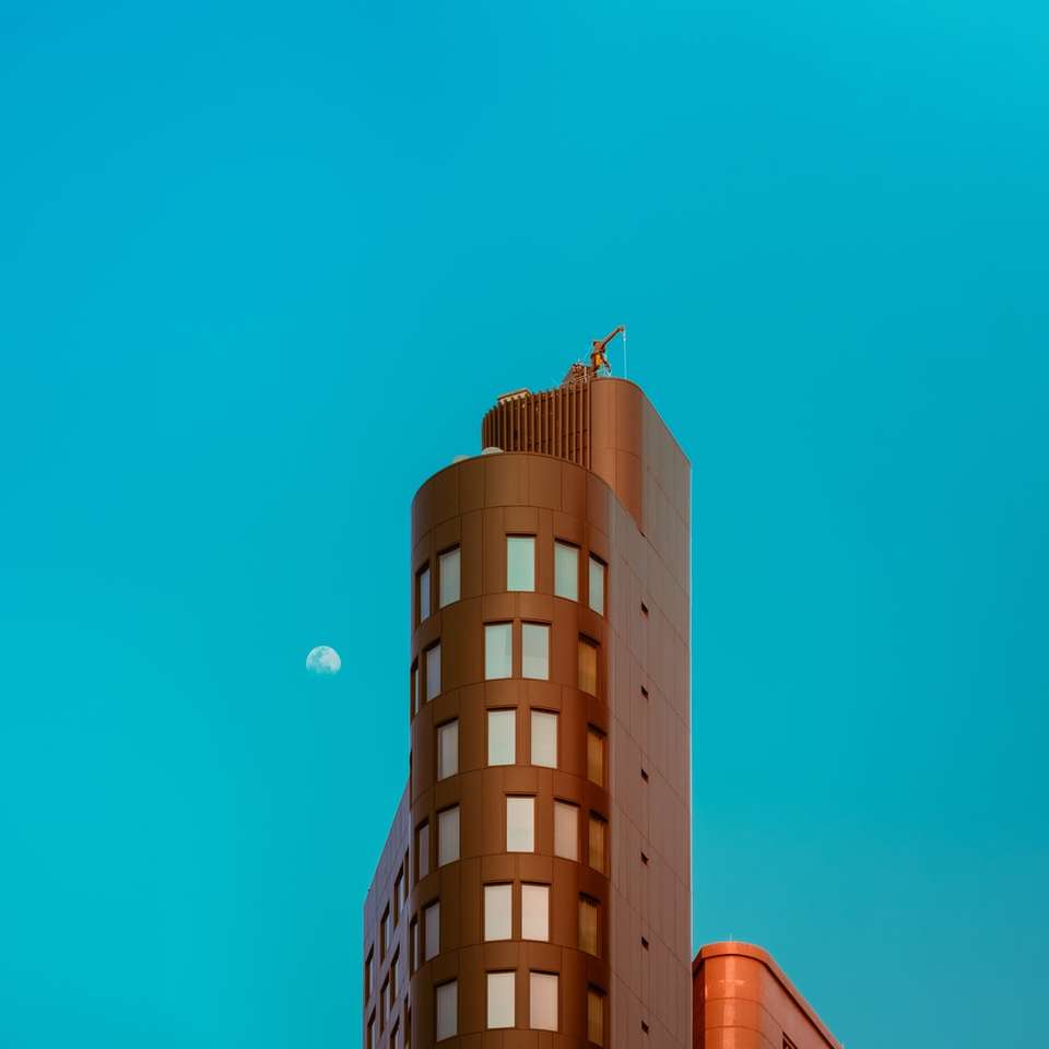 коричнева бетонна будівля під блакитним небом у денний час онлайн пазл