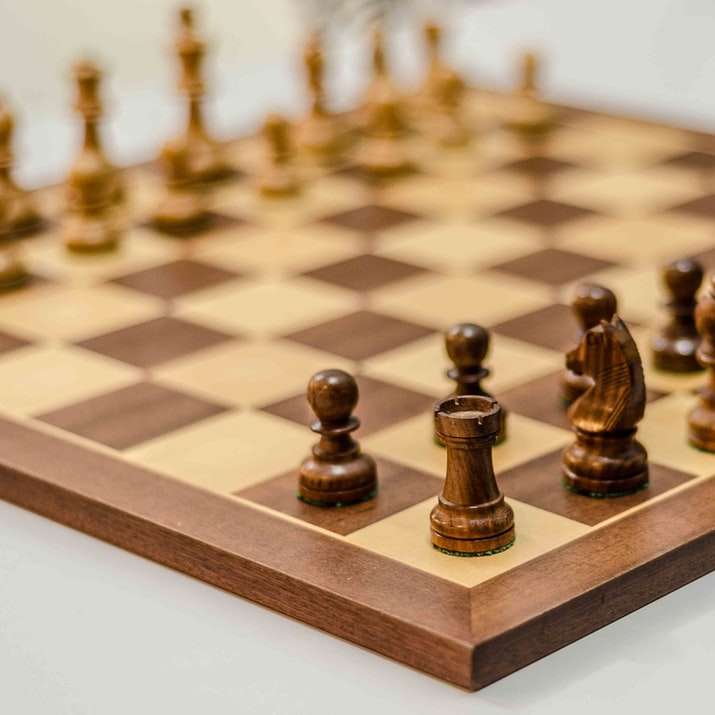 шахматни фигури на шахматна дъска онлайн пъзел
