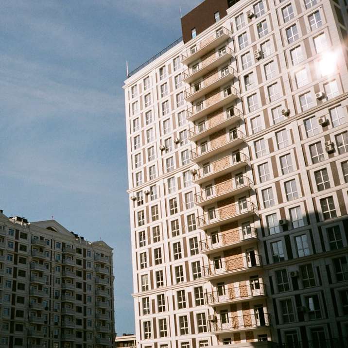 wit en bruin betonnen gebouw onder blauwe hemel schuifpuzzel online