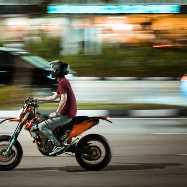 férfi fehér ingben lovaglás motorkerékpár online puzzle