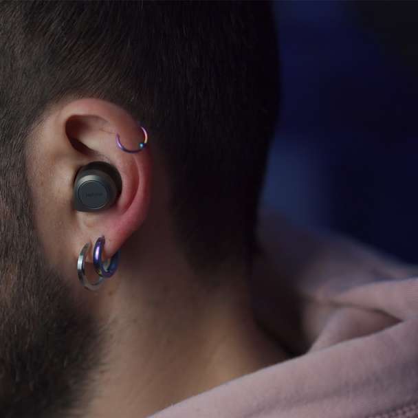 άνδρας με ασημένιο καρφωτό σκουλαρίκι online παζλ