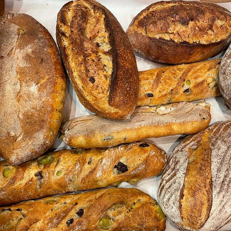 barna kenyér, fehér kerámia tányéron online puzzle