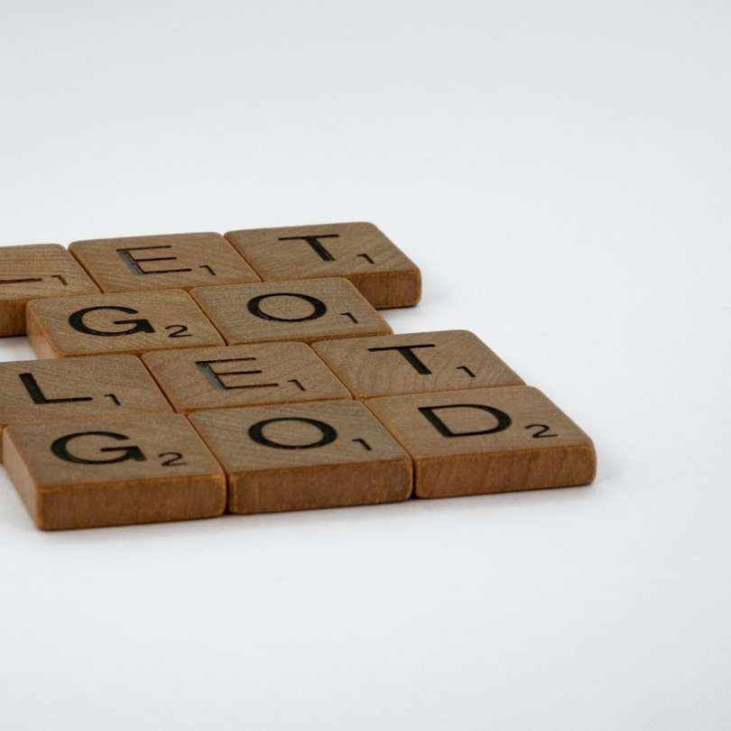 hnědé dřevěné kostky s číslem 8 online puzzle