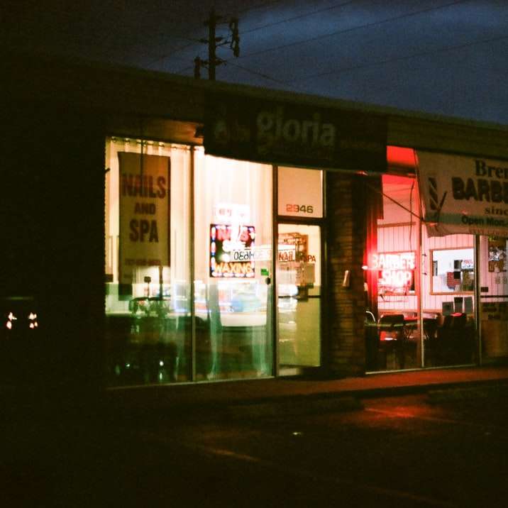 biało-czerwony front sklepu w porze nocnej puzzle online