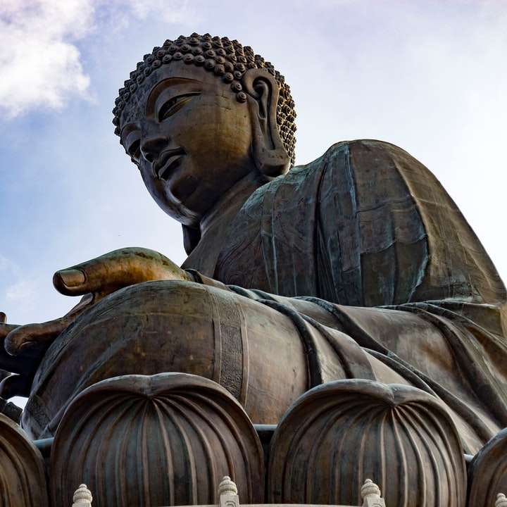 Estatua de hormigón marrón bajo un cielo azul durante el día rompecabezas en línea