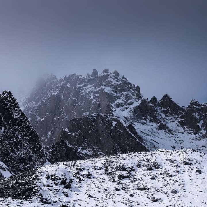 schneebedeckter Berg unter blauem Himmel während des Tages Online-Puzzle