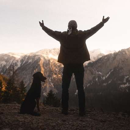 silhouet van een man die overdag op de berg staat online puzzel
