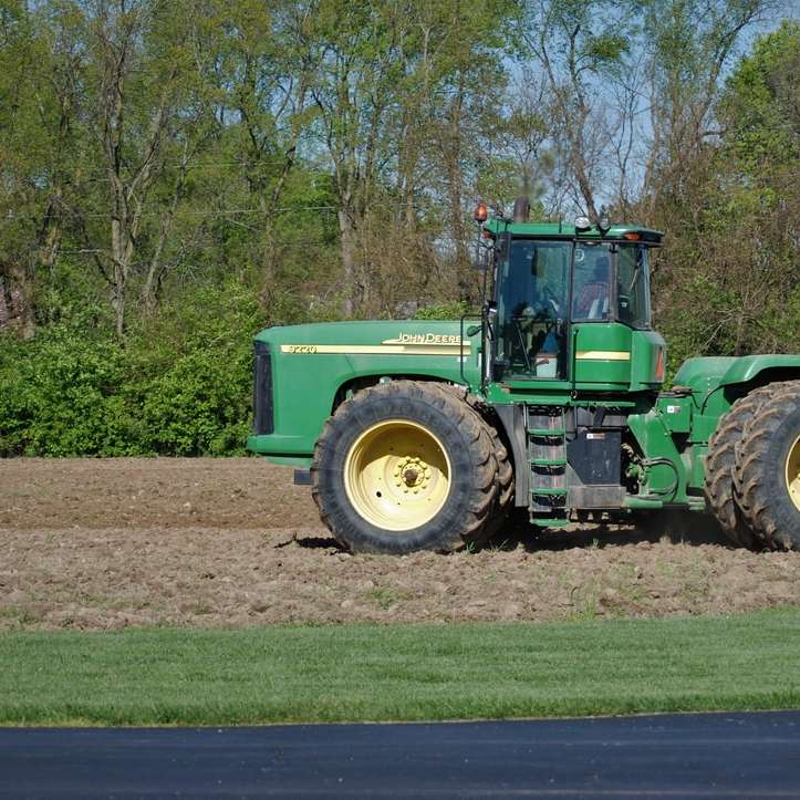 зеленый трактор на коричневом поле в дневное время раздвижная головоломка онлайн