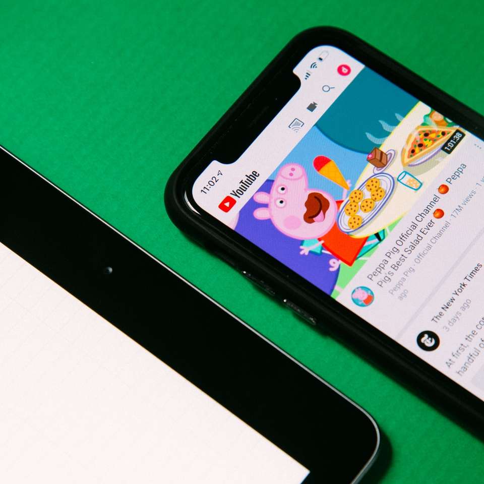 svart android smartphone på grönt bord glidande pussel online