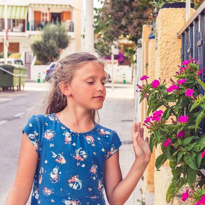 meisje in blauw en wit T-shirt met ronde hals en bloemen online puzzel