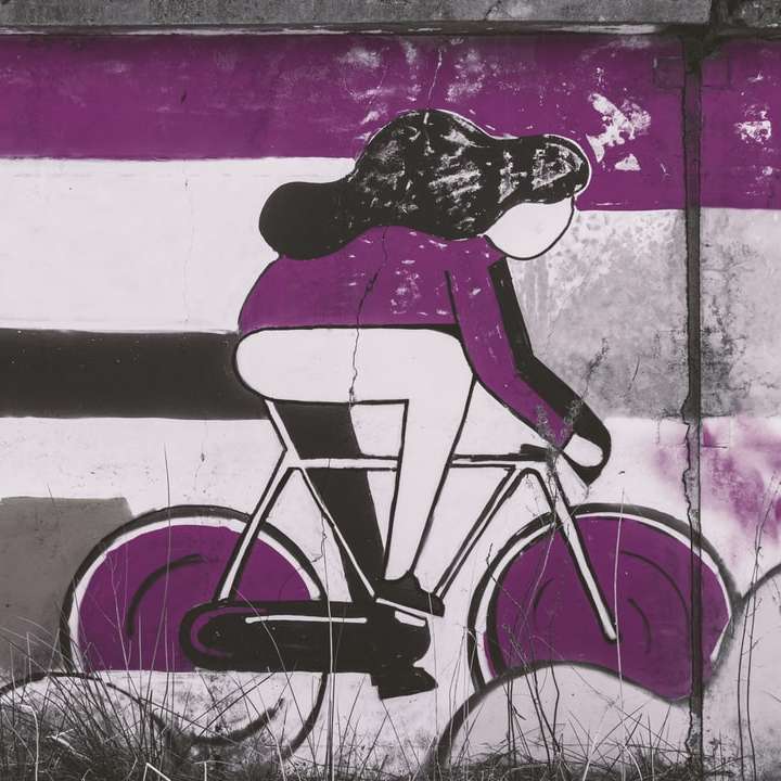 kvinna i svart och vit klänning cyklar Pussel online