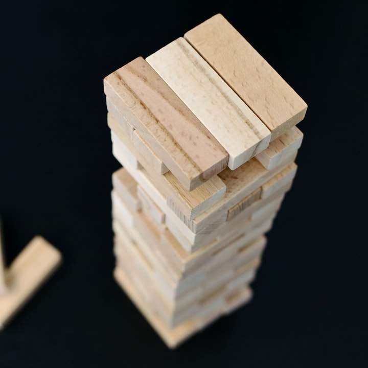 białe drewniane klocki na czarnej powierzchni puzzle przesuwne online